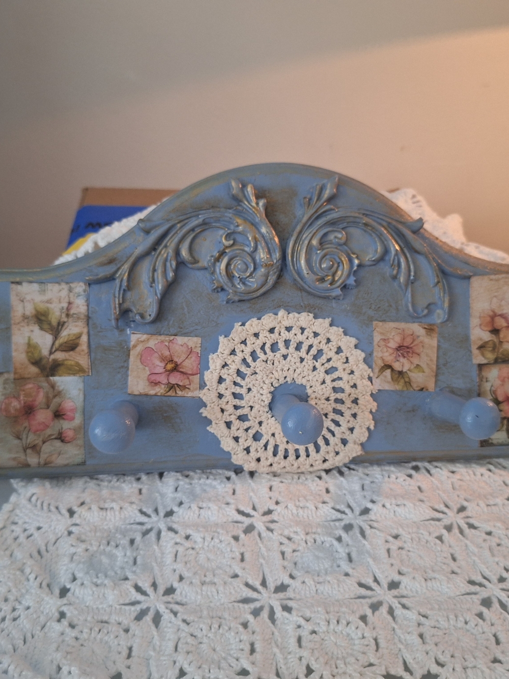 Vintage-Style Blue Floral Wall Hook Rack